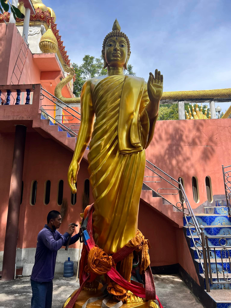 พระพุทธลีลาสูง 5 เมตร